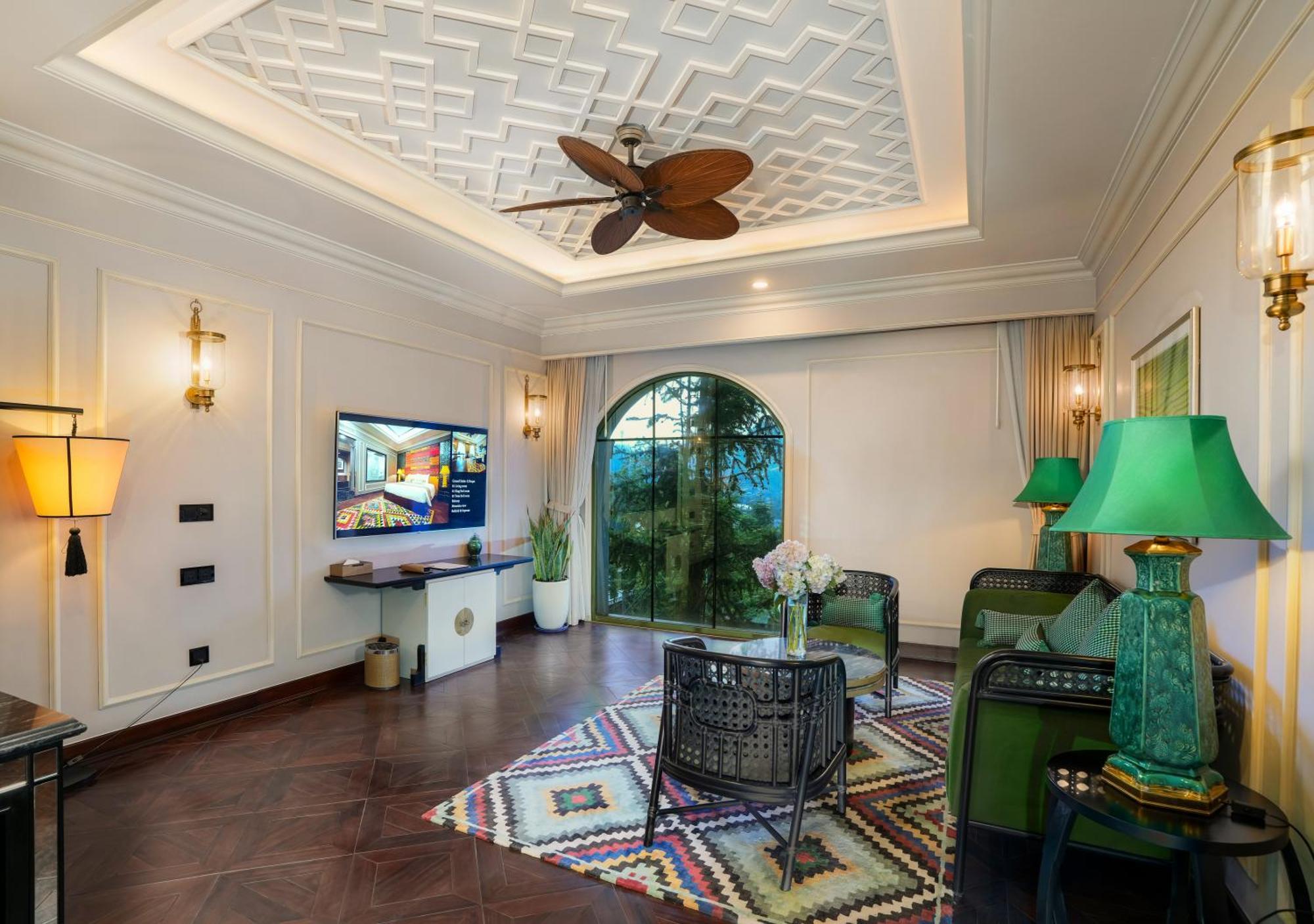 Silk Path Grand Sapa Resort & Spa Exterior foto A living room at the hotel